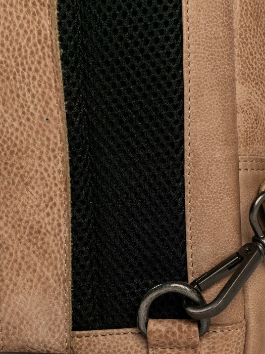 Товар бежевого цвета с внутренней стороны