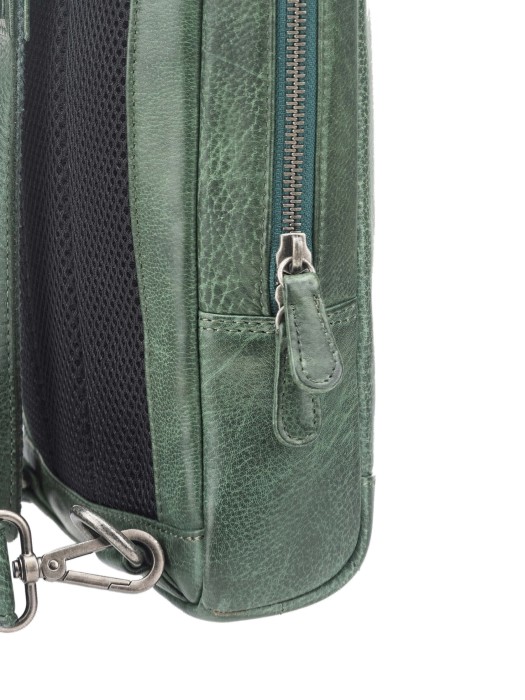 Товар зеленого цвета с внутренней стороны