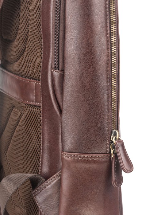 Товар коричневого цвета с внутренней стороны