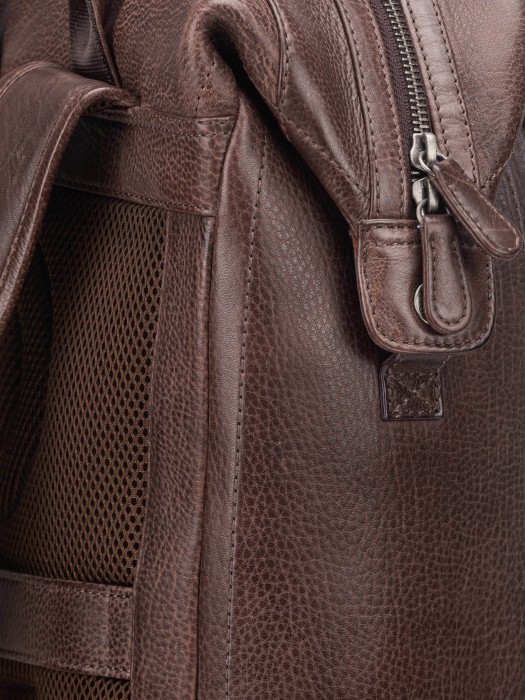 Товар коричневого цвета с внутренней стороны