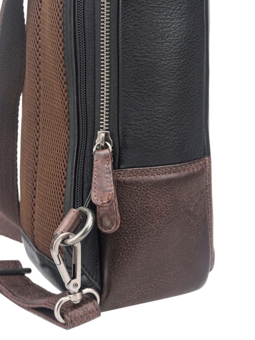 Товар черного цвета с внутренней стороны