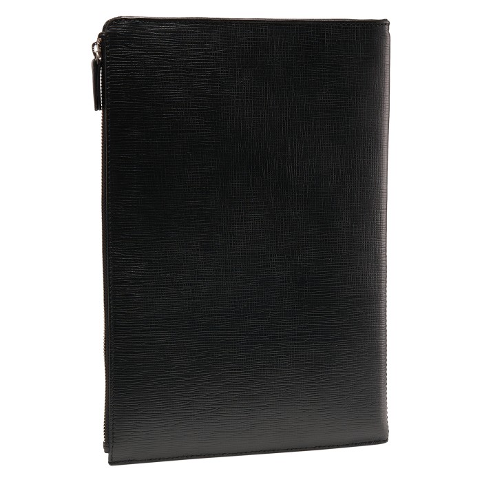 Товар черного цвета с внутренней стороны