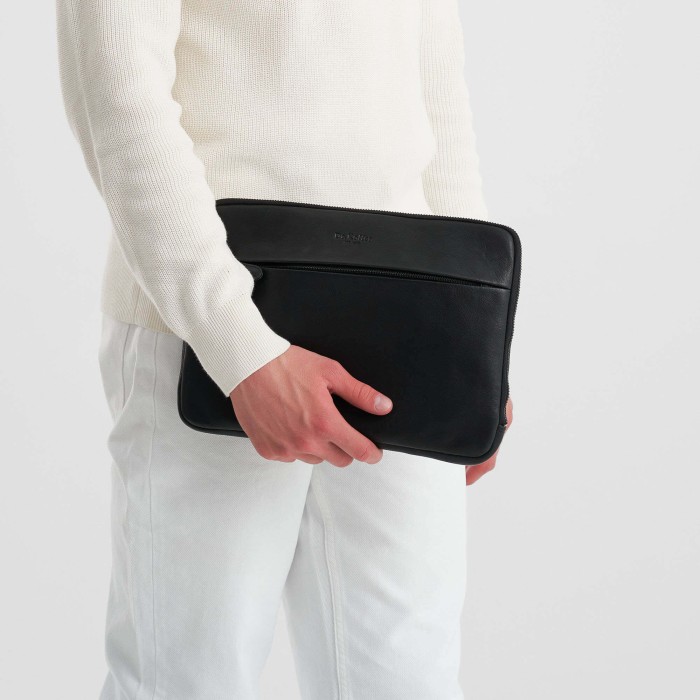 Товар черного цвета с внутренней стороны