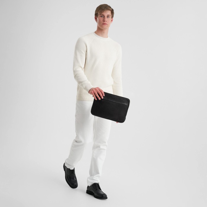 Товар черного цвета с внутренней стороны