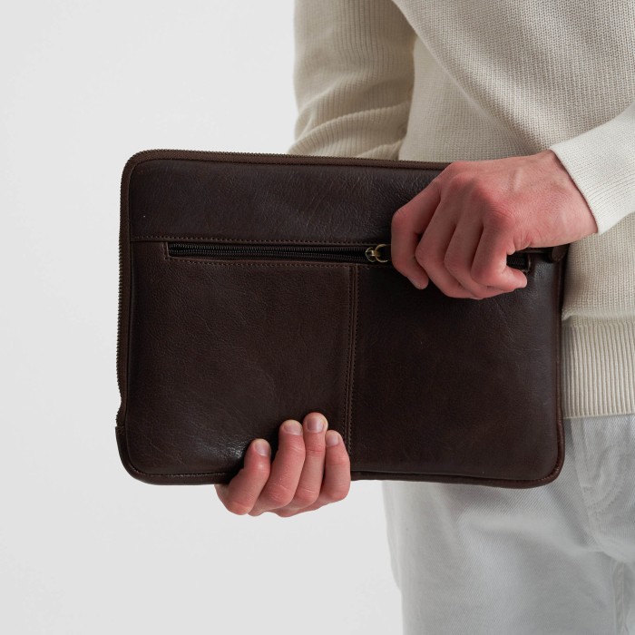 Товар коричневого цвета с внутренней стороны