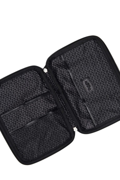 Товар черного цвета с внутренней стороны