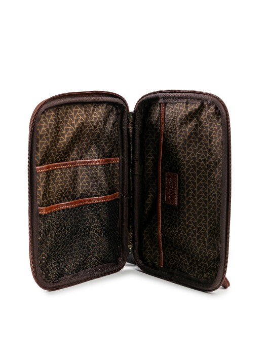 Товар коричневого цвета с внутренней стороны