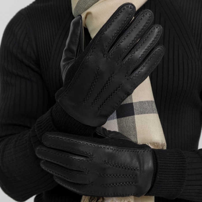 Товар черного цвета с внутренней стороны