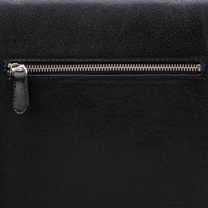 Товар черного цвета с внутренней стороны