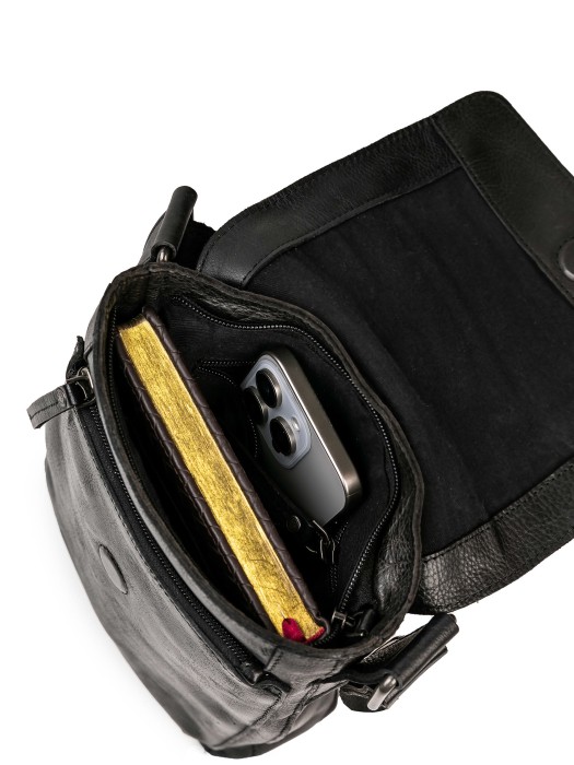 Товар черного цвета с внутренней стороны