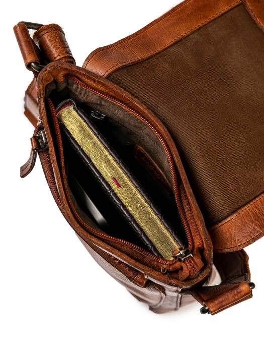 Товар коричневого цвета с внутренней стороны