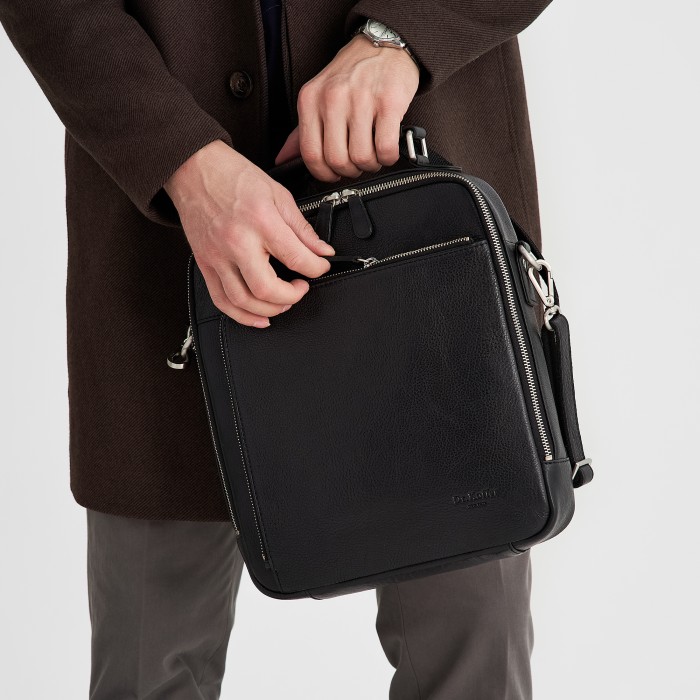 m402585-245-04 сумка через плечо от бренда dr.koffer вид слева