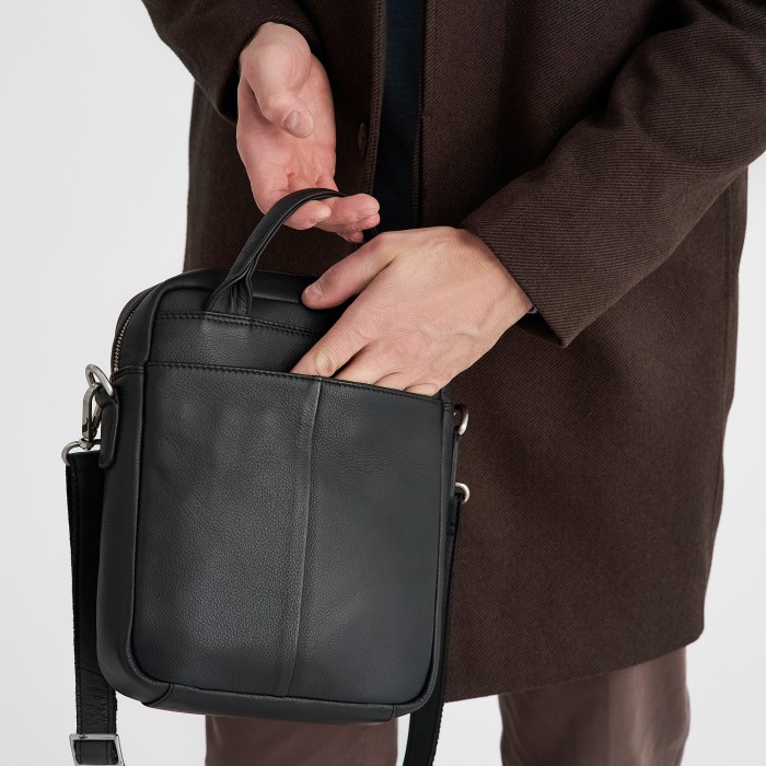 m402587-260-04 сумка через плечо от бренда dr.koffer вид слева