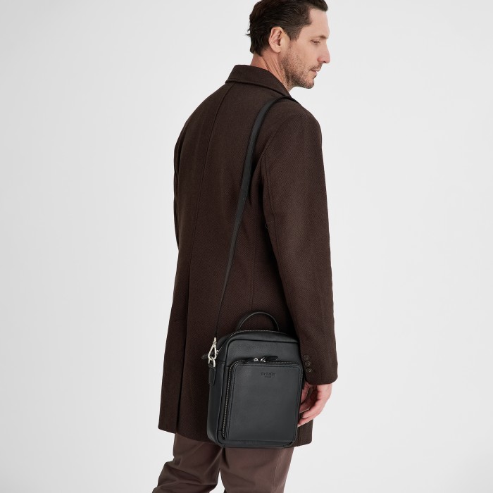 Товар черного цвета с внутренней стороны