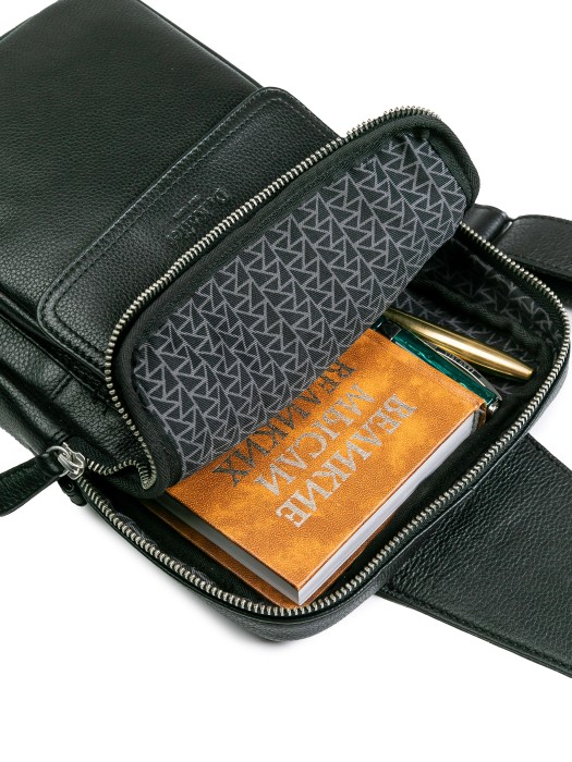 Товар черного цвета с внутренней стороны