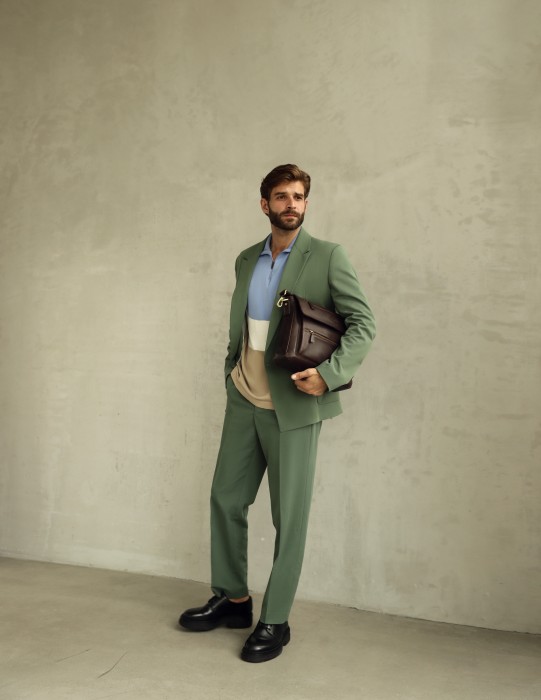 Товар коричневого цвета с внутренней стороны