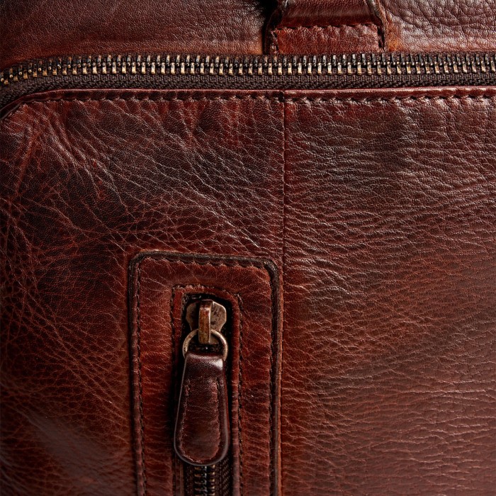 Товар коричневого цвета с внутренней стороны