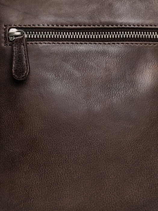 Товар коричневого цвета с внутренней стороны