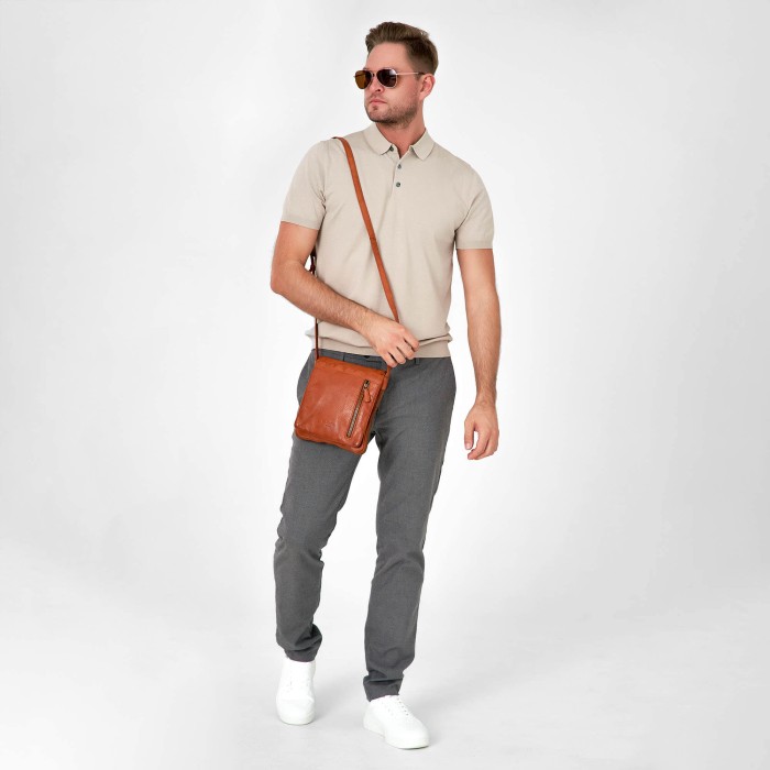 Товар коричневого цвета с внутренней стороны