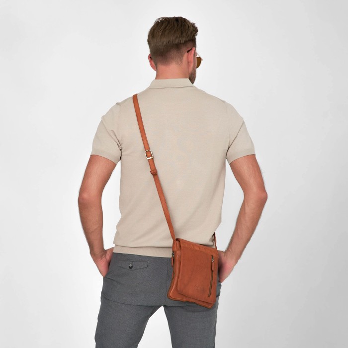 m402723-248-05 сумка через плечо классического стиля с лицевой стороны