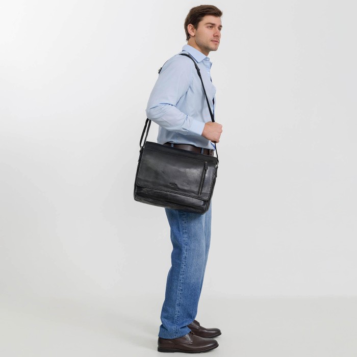 m402724-248-04 сумка через плечо от бренда dr.koffer вид слева