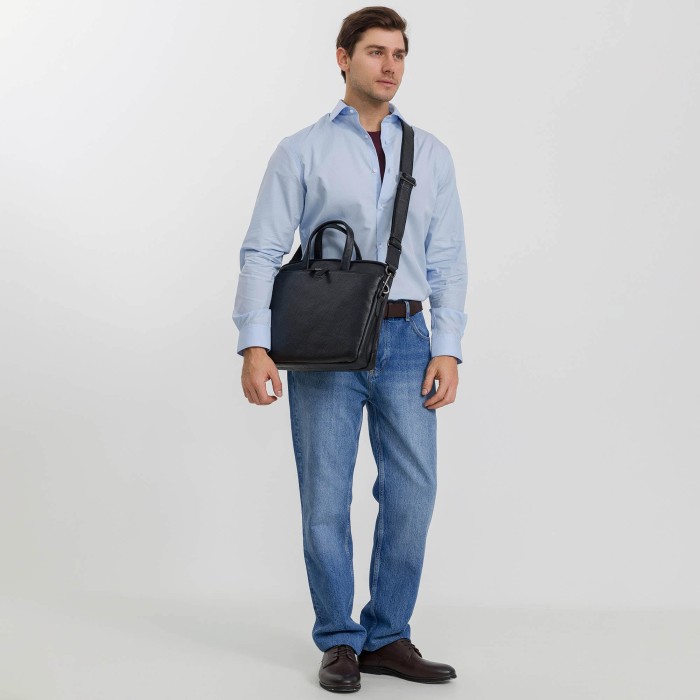 Товар черного цвета с внутренней стороны