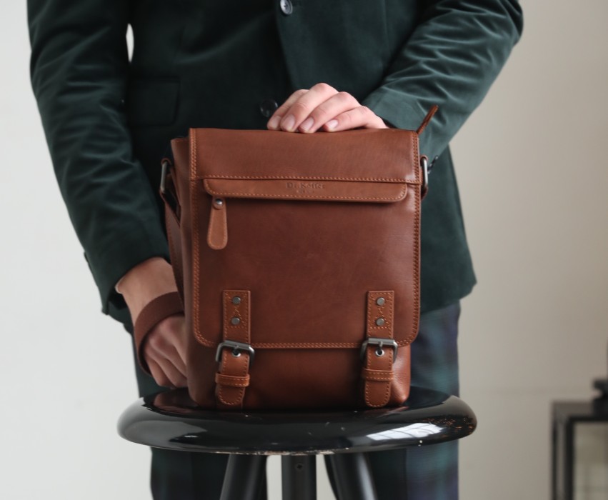 m402734-248-05 сумка через плечо от бренда dr.koffer вид слева