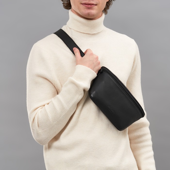 Товар черного цвета с внутренней стороны