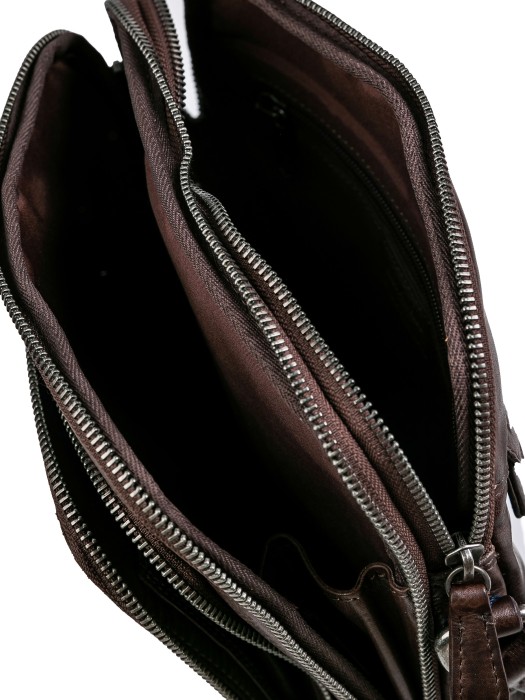 Товар коричневого цвета с внутренней стороны