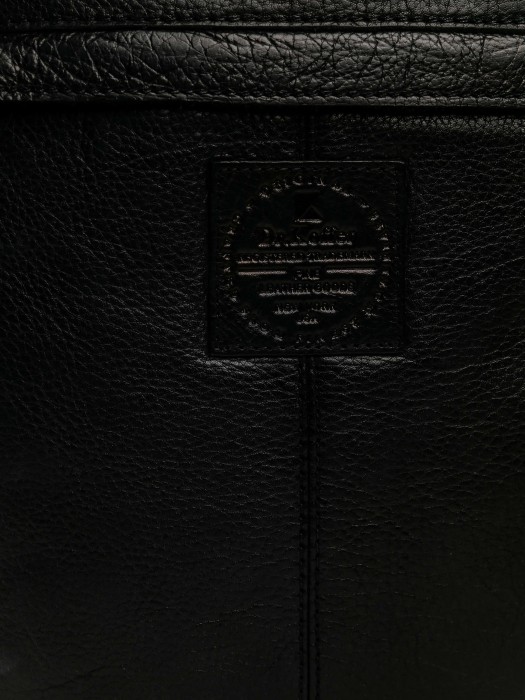 Товар черного цвета с внутренней стороны