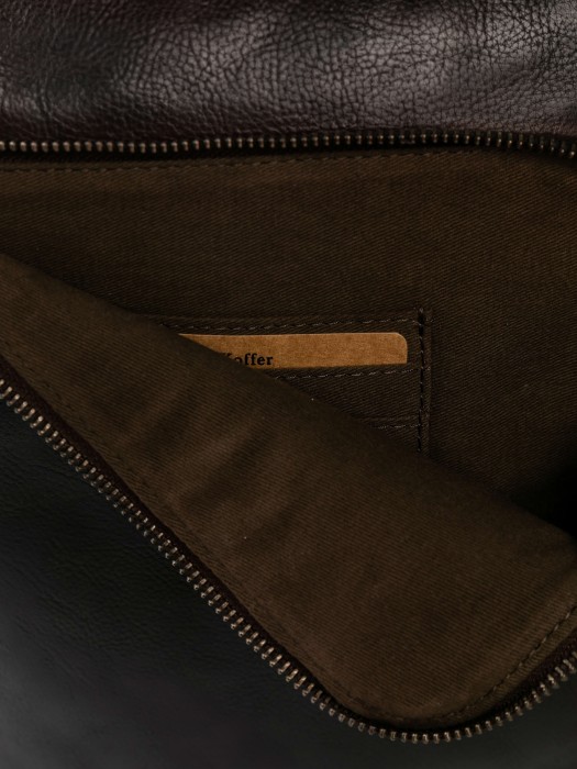 Товар коричневого цвета с внутренней стороны