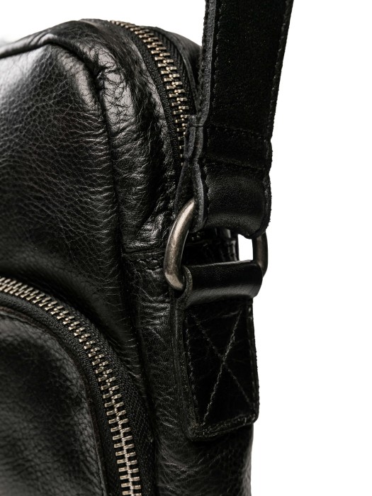 Товар черного цвета с внутренней стороны