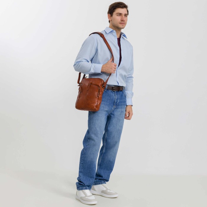 m402741-249-05 сумка через плечо от бренда dr.koffer вид слева