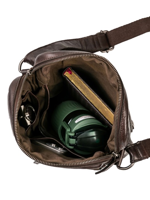 Товар коричневого цвета с внутренней стороны