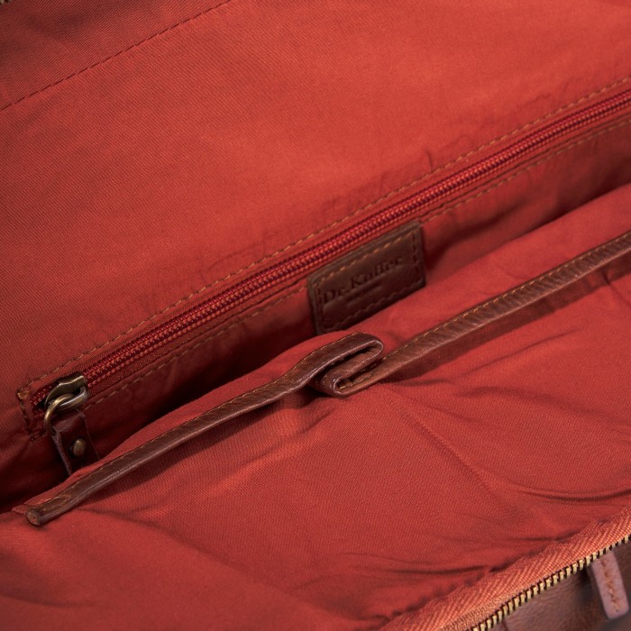 Товар коричневого цвета с внутренней стороны