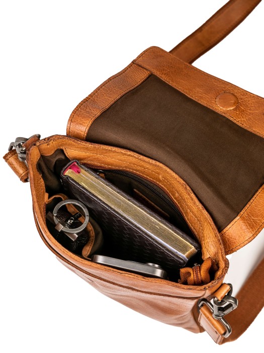 Товар коричневого цвета с внутренней стороны