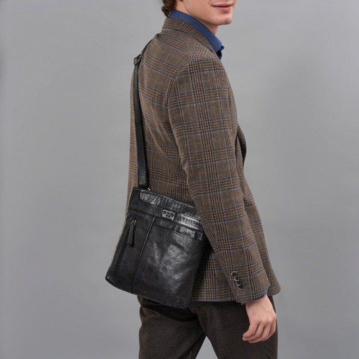 Товар черного цвета с внутренней стороны