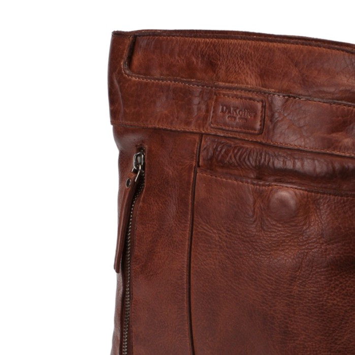 Товар коричневого цвета с внутренней стороны