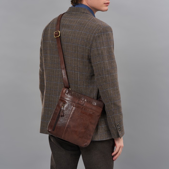 m402747-248-09 сумка через плечо от бренда dr.koffer вид слева