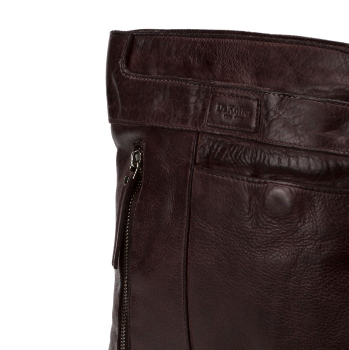 Товар коричневого цвета с внутренней стороны