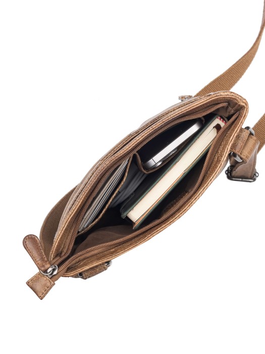 Товар коричневого цвета с внутренней стороны