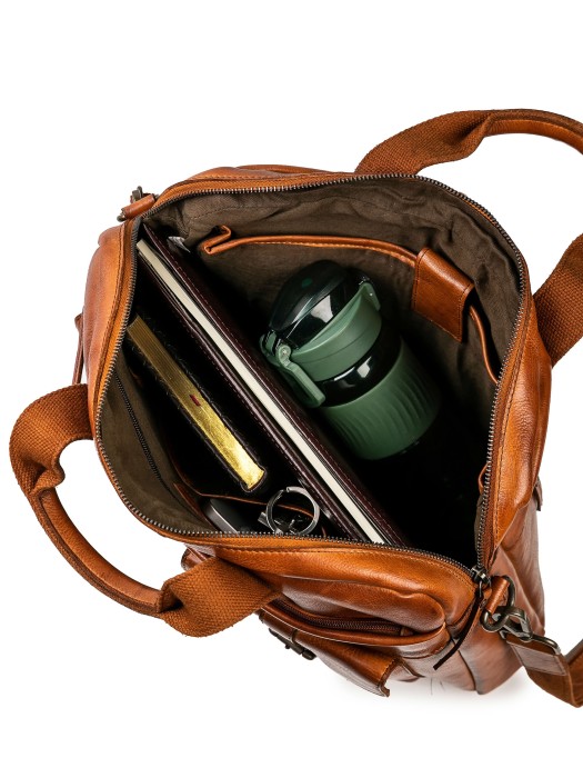 Товар коричневого цвета с внутренней стороны