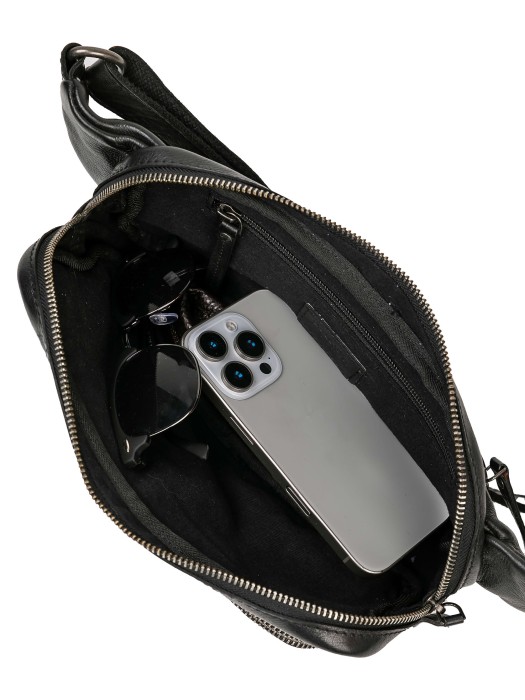 Товар черного цвета с внутренней стороны