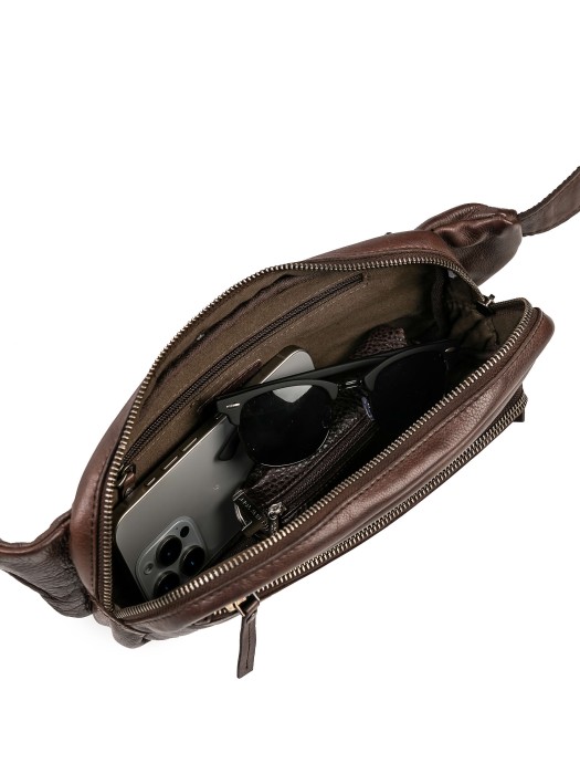 Товар коричневого цвета с внутренней стороны