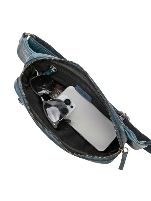 Товар синего цвета с внутренней стороны