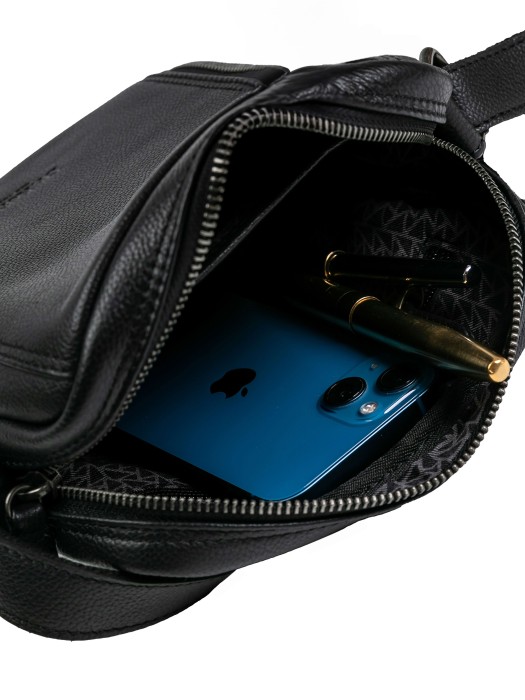 Товар черного цвета с внутренней стороны