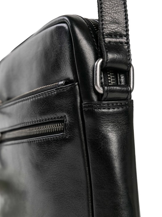 Товар черного цвета с внутренней стороны