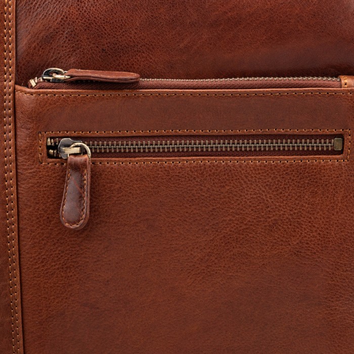 Товар коричневого цвета с внутренней стороны