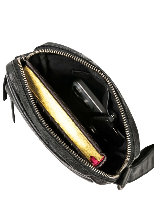 Товар черного цвета с внутренней стороны