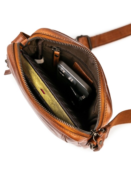 Товар коричневого цвета с внутренней стороны